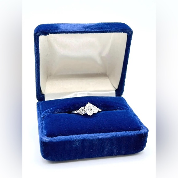 Vintage Estate Platinum 3-Stone Diamond Ring - Picture 4 of 8